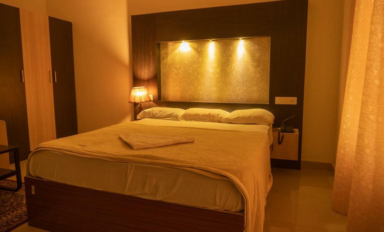 Aramana Holiday Inn Alappuzha Exterior photo